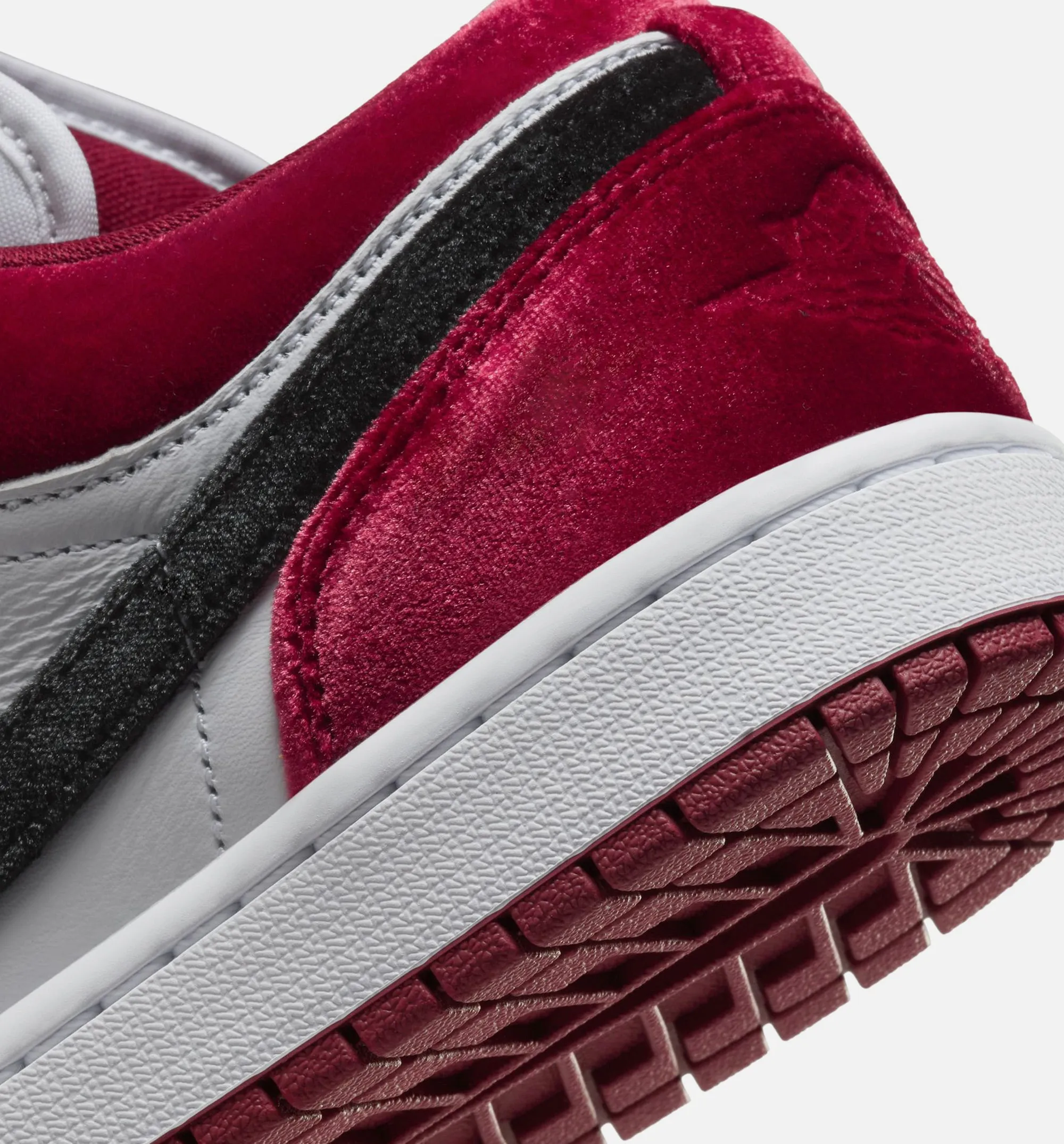 Air Jordan 1 Low SE Velvet Damen Lifestyle-Schuh - Schwarz/Gymrot/Weiß
