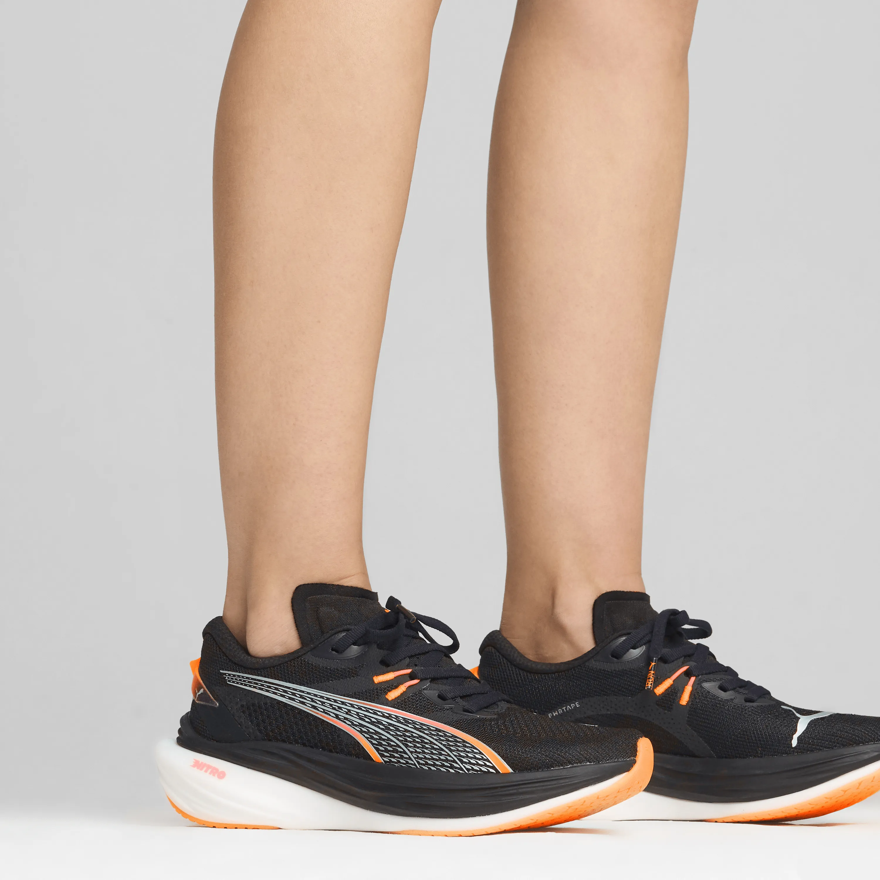 Puma Damen Deviate Nitro 3 Laufschuhe in Schwarz/Sunset Glow/Sun Stream AW24